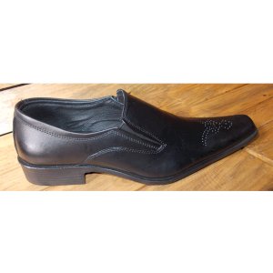 Gentle pointed with holes in Black, Brown and Tony Red